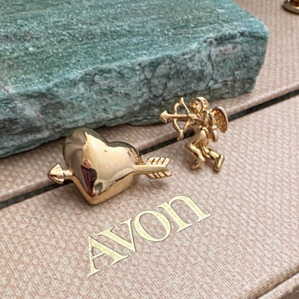 AVON 1990s Gold Tone Cupid's Arrow Heart Brooch Set Valentine's Day 289